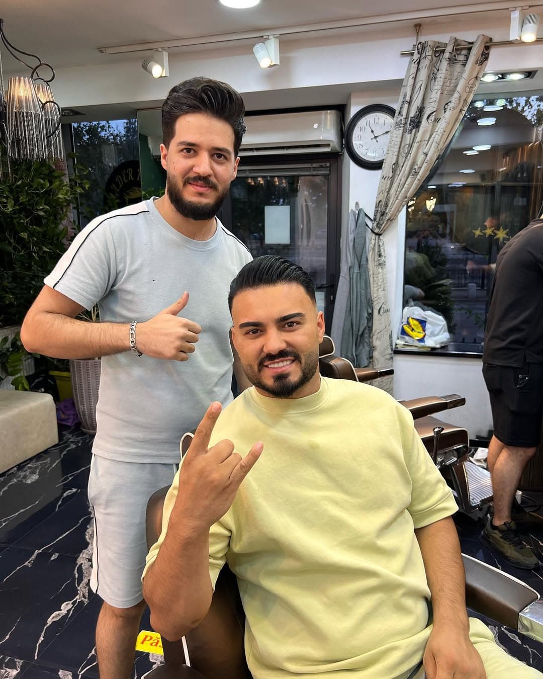 Karim Barbershop în salon alături de client